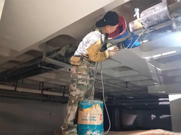 當供熱管道或暖氣片漏水時，應采取哪些措施？